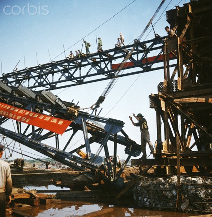 Hà Nội năm 1973. Cây cầu Long Biên đang được khẩn trương xây dựng lại những nhịp bị bom Mỹ đánh sập mùa đông năm 1972. Ảnh: Corbis.